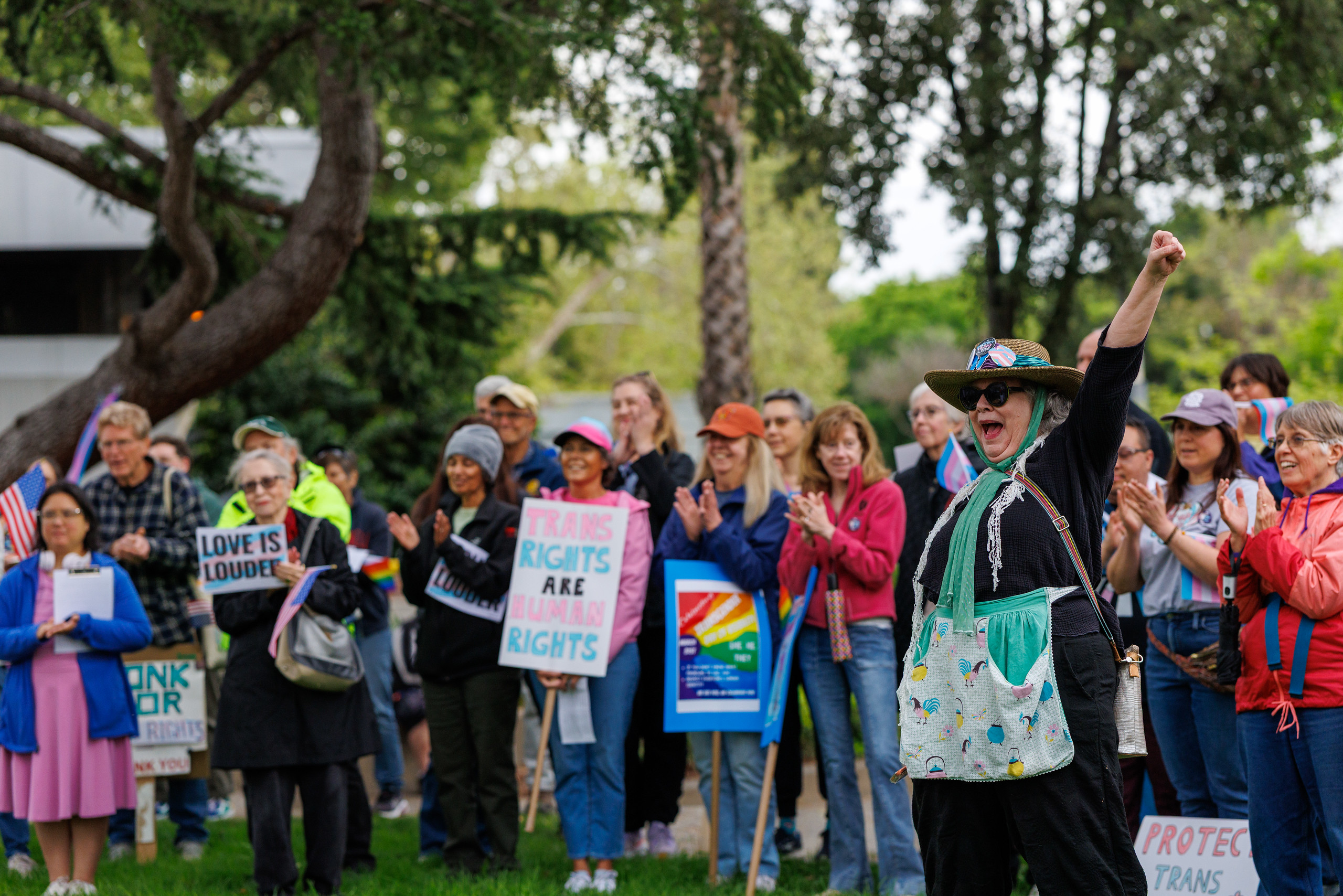 The crowd gathers in Gateway Plaza for the rally with music and speakers (ProBonoPhoto/Jillian Lovett).
